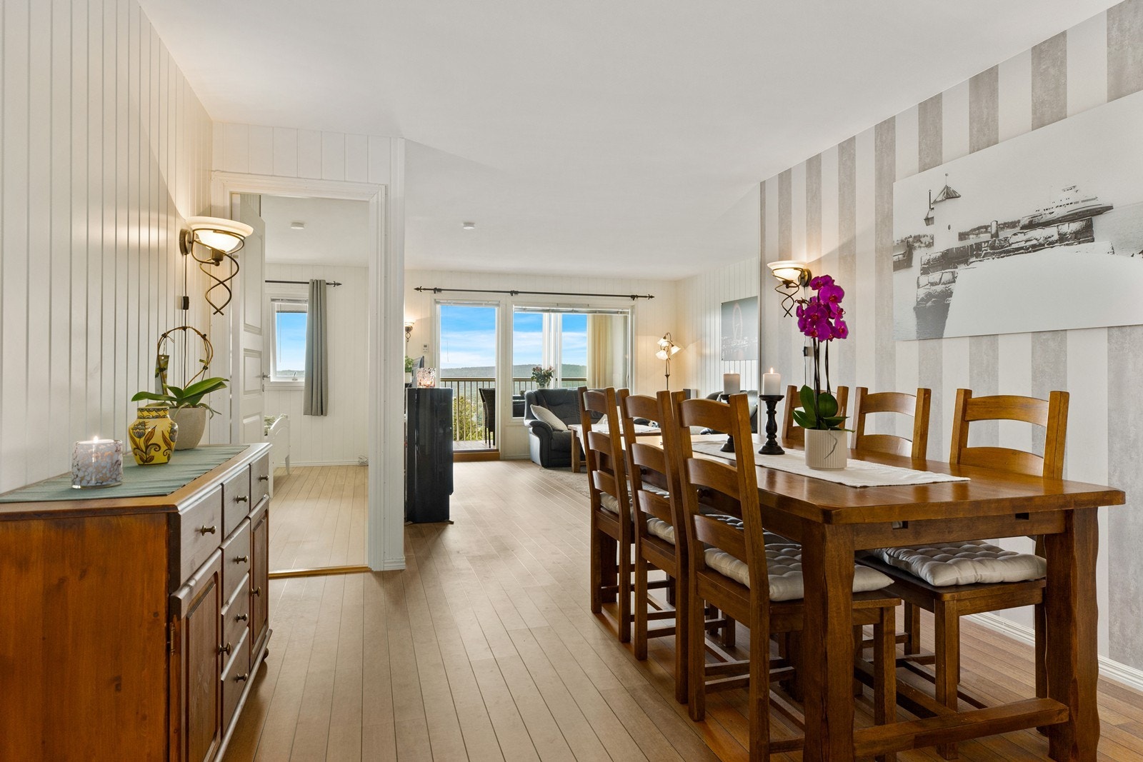 Leiligheten er lys og gjennomgående. Galleribilde