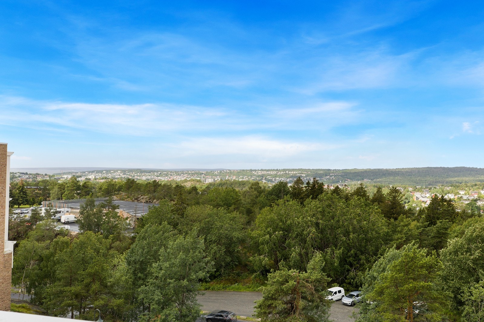 Leiligheten har flott og vid utsikt fra stuen og balkongen. Galleribilde