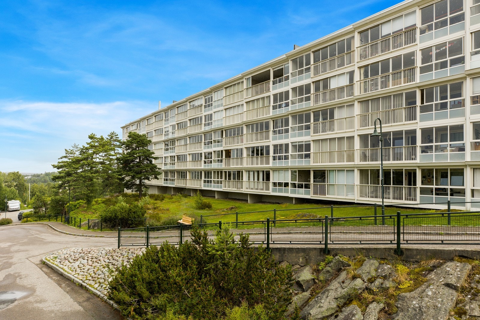 Hele borettslaget er beliggende ved et av de større høydedragene øst for sentrumskjernen av Moss og har av den grunn et luftig og åpent preg. Galleribilde