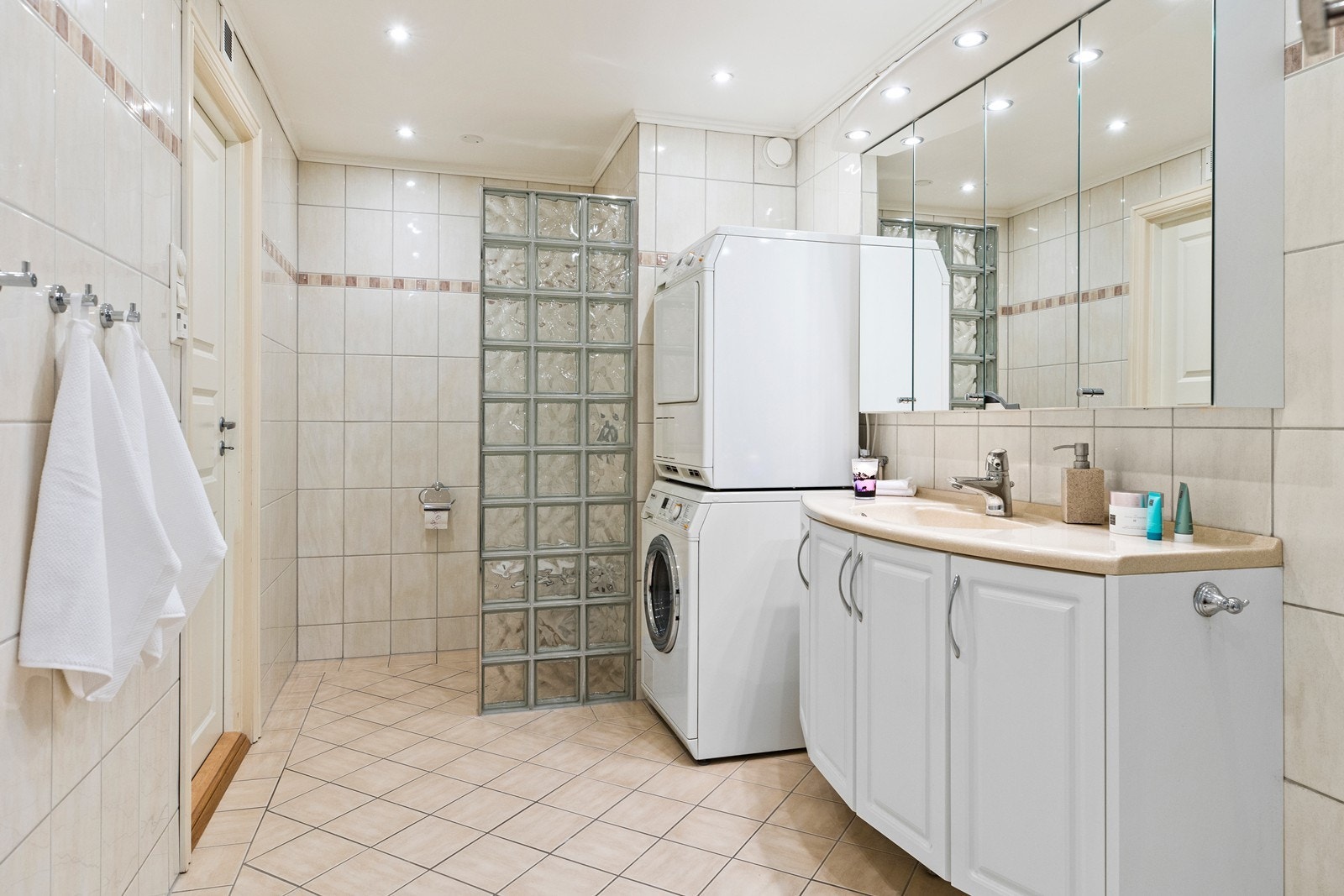 Badet består av servant med innredning, kombi dusj/boblekar, opplegg for vaskemaskin/tørketrommel og vegghengt klosett. Det er varme i gulvet. Galleribilde