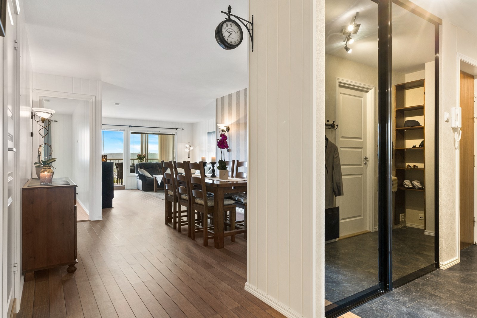 God lagringsplass i skyvedørsgarderobe i gangen. Galleribilde