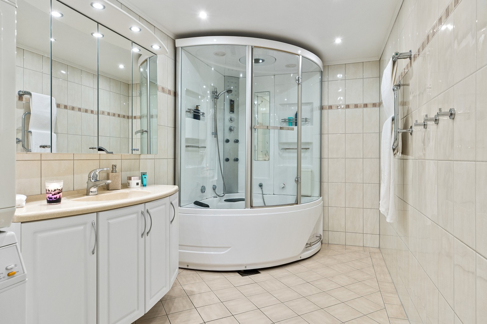 Delikat, flislagt baderom. Galleribilde