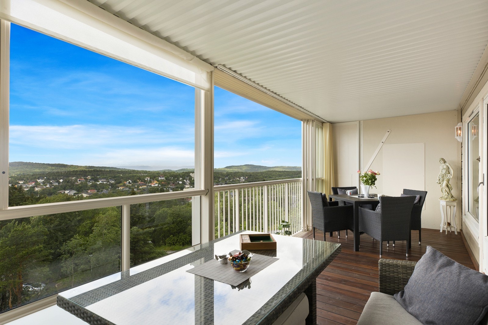 Attraktiv 4-roms leilighet beliggende i 4. etasje med flott utsikt Galleribilde