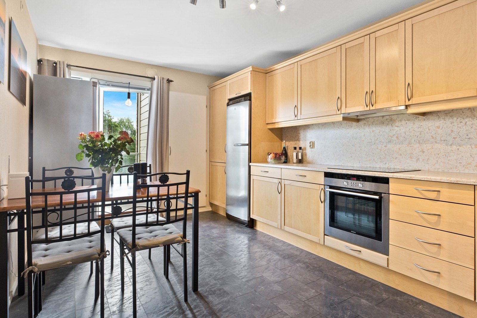 Rommet har plass til en hyggelig spisegruppe. Galleribilde