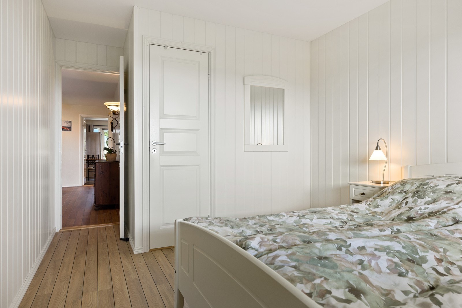 Hovedsoverommet har god plass til dobbeltseng med tilhørende nattbord. Direkte adkomst til romslig garderobe med rikelig lagringsmuligheter. Galleribilde