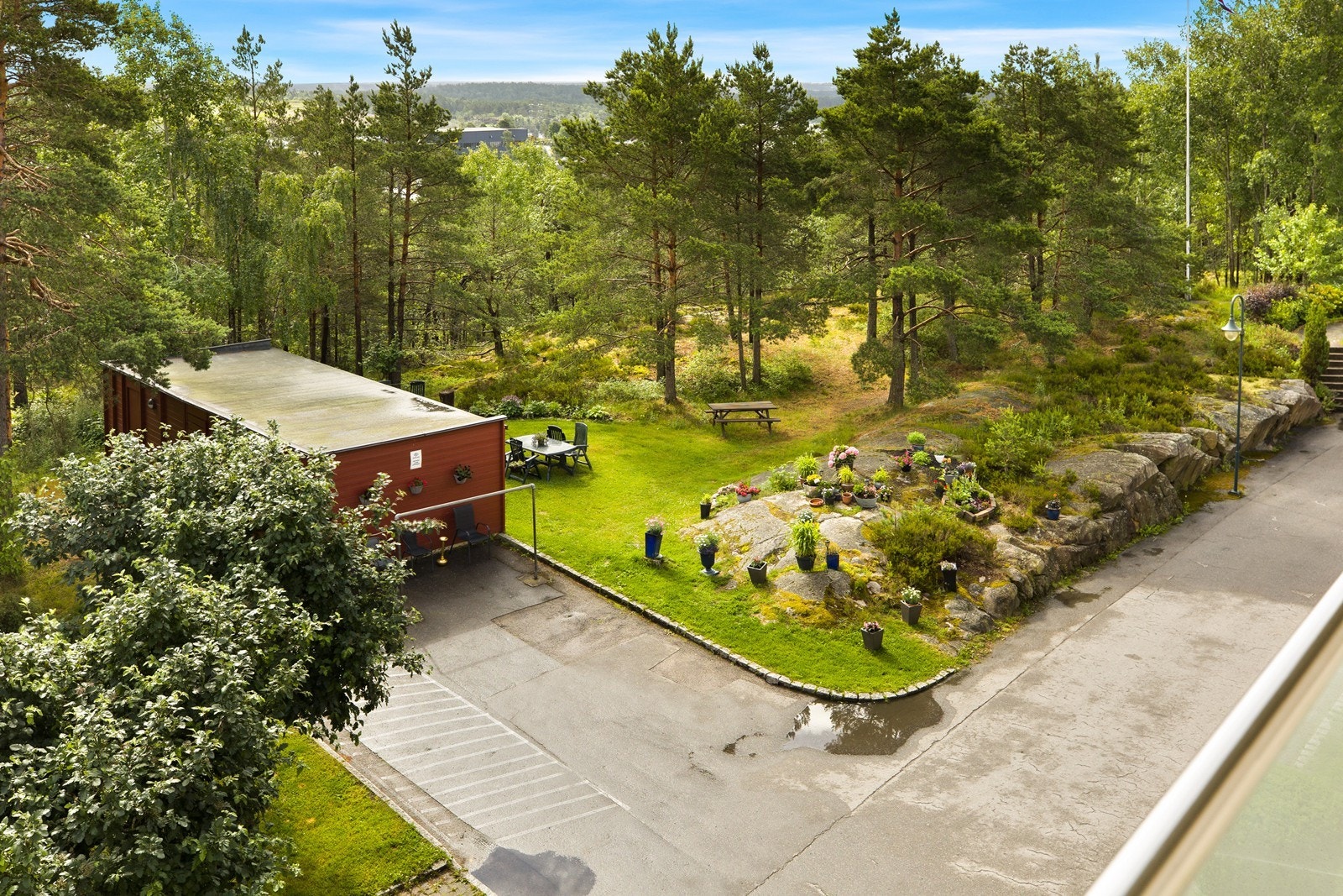 Tomten er pent opparbeidet med gress, beplantning, busker og belegningsstein, felles lekeplass og sittegrupper m.m. Galleribilde