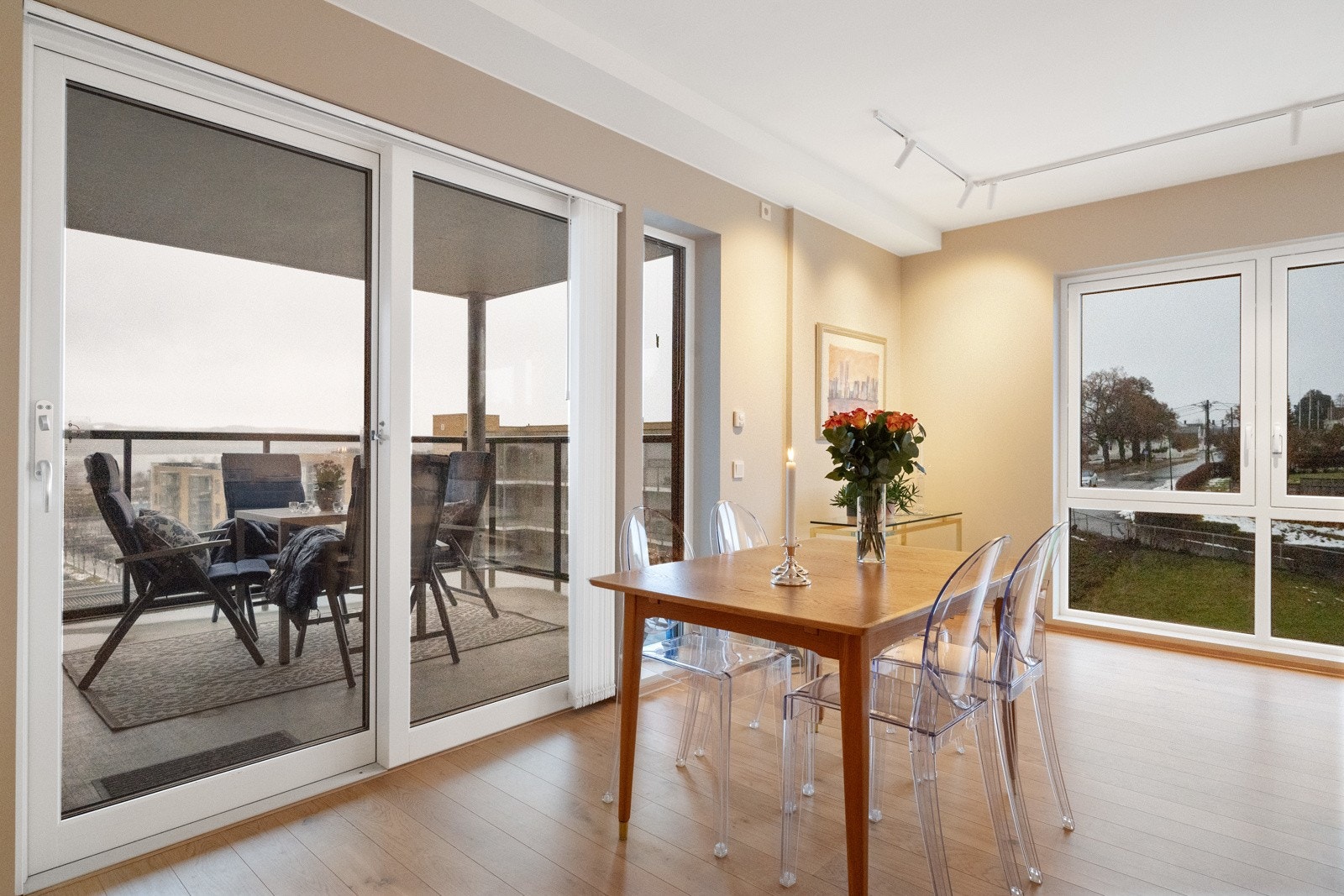 Lysautomatikk på alle screens og screen på vindu gjesterom Galleribilde