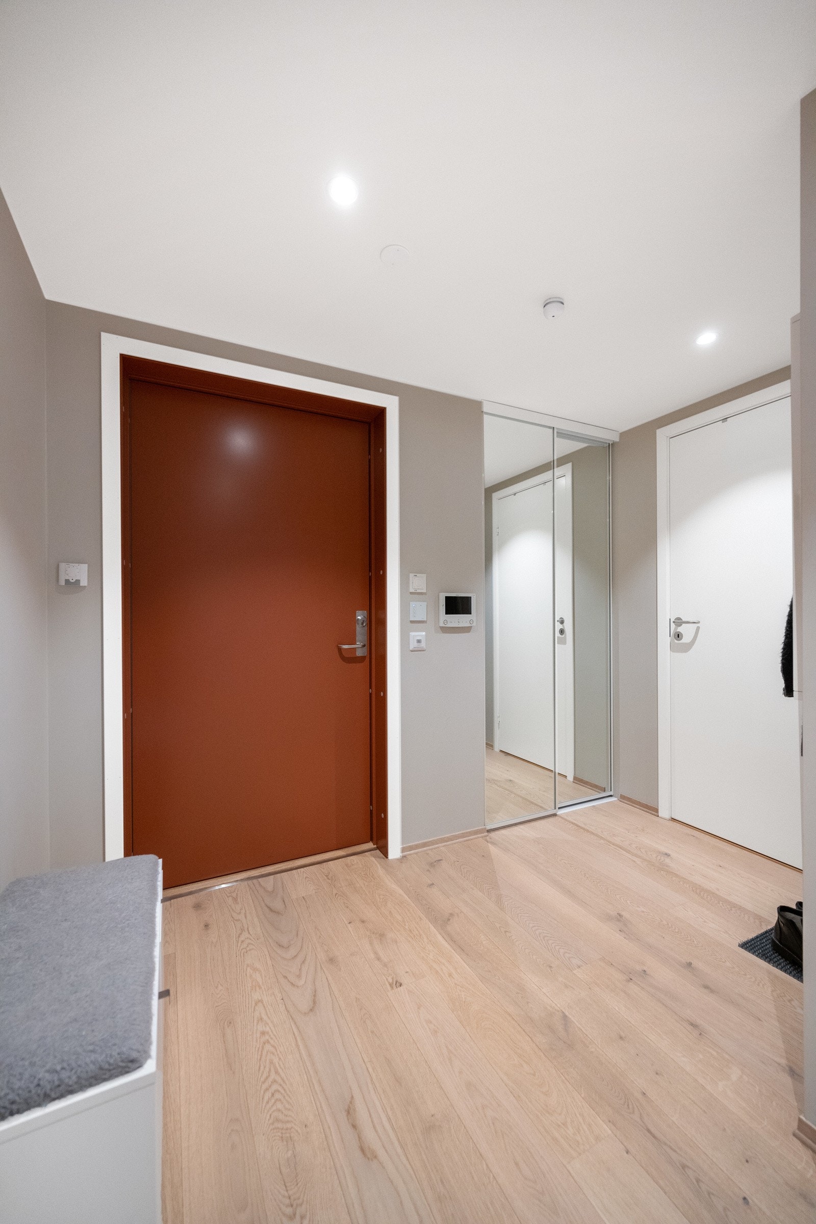 Romslig entre med skyvedørsgarderobe Galleribilde