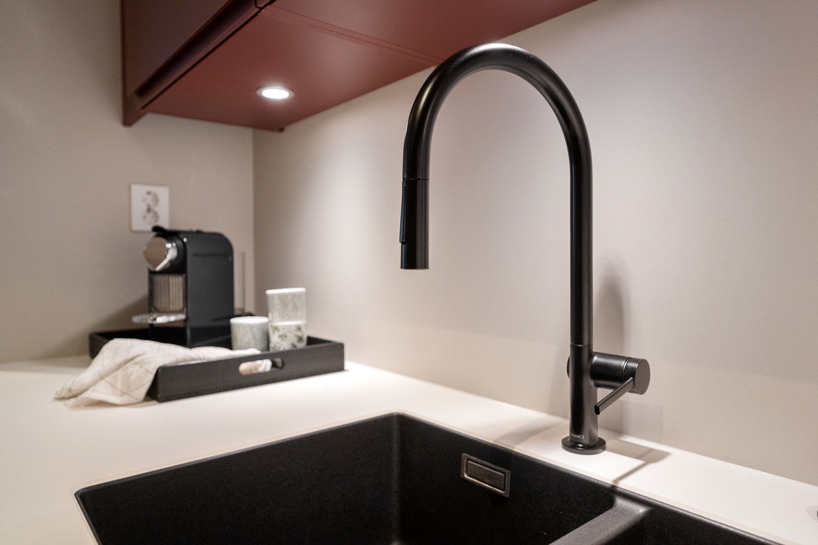 Kjøkkenet er oppgradert med bl.a. benkeplate i kompaktlaminat, oppgradert alle hvitevarer og vask/batteri med uttrekkbart dusjhode Galleribilde