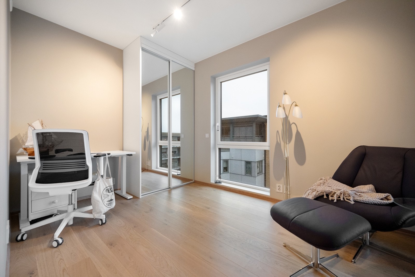 Soverom 2 har skyvedørsgarderobe med speilfronter Galleribilde