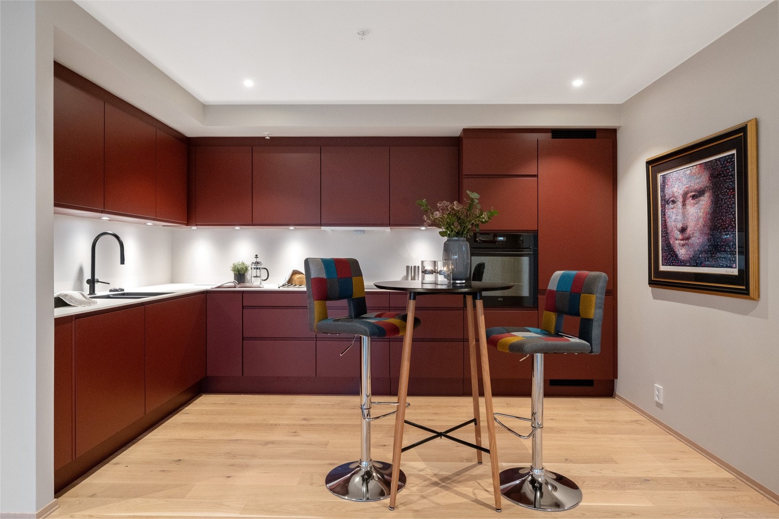 Kjøkkenet har godt med skap- og benkeplass samt integrerte hvitevarer Galleribilde