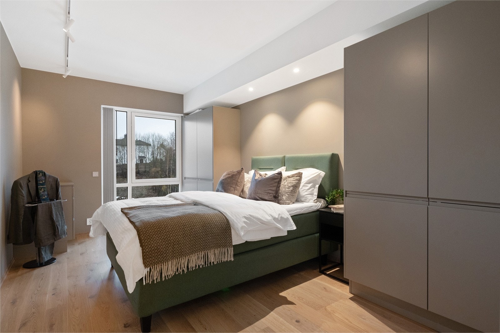 Hyggelig hovedsoverom, som har godt med garderobeplass i fargetilpassede garderober fra Huseby Galleribilde