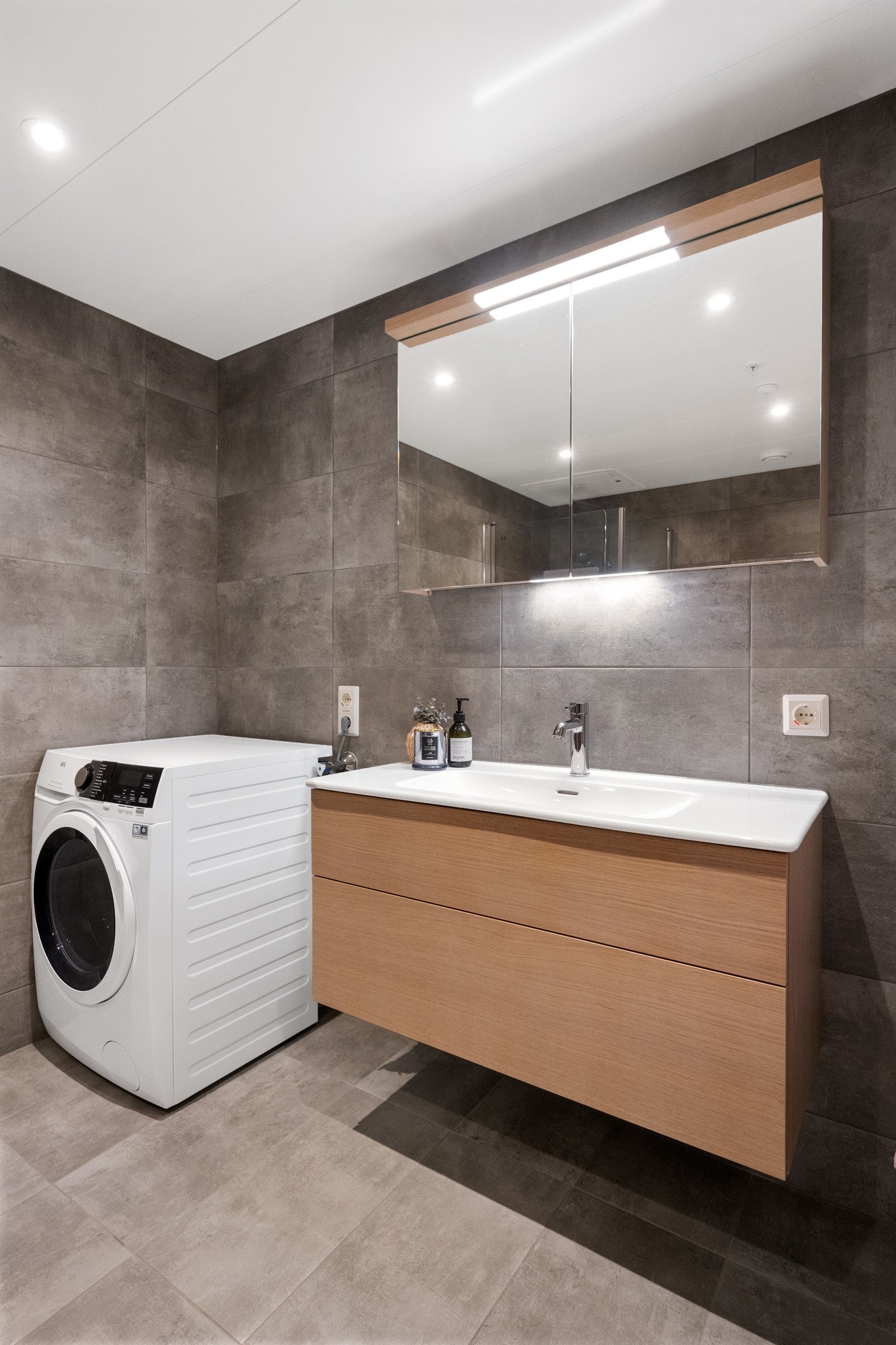 Badet har oppgradert dusj, toalett, møbler og fliser. Galleribilde