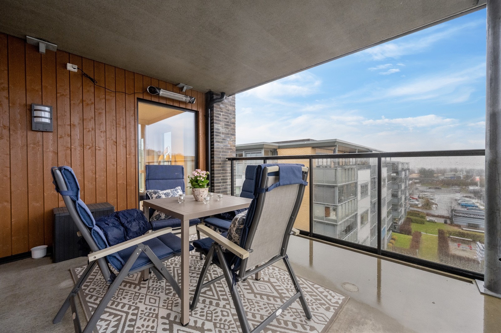 Takoverbygget balkong med god plass til sittegruppe Galleribilde