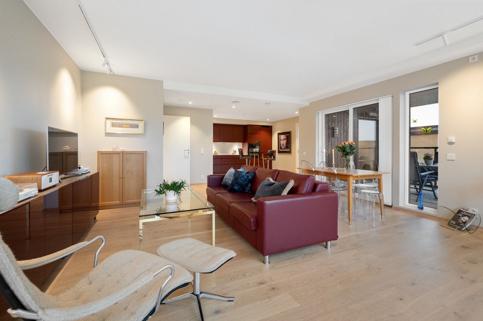 Fra stuen er det utgang ti takoverbygget balkong med Mjøsutsikt Galleribilde