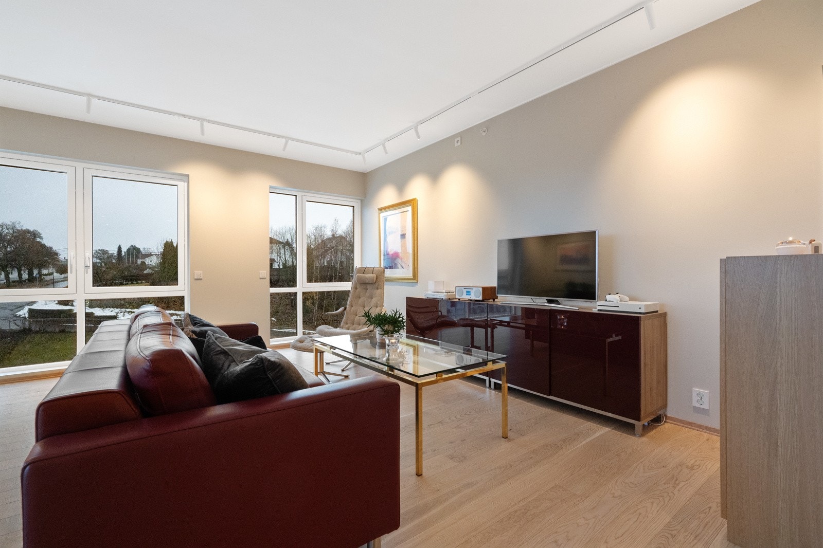 Leiligheten fremstår som moderne, med lune, moderne fargevalg og er betydelig oppgradert i forhold til standard leveranse. Galleribilde