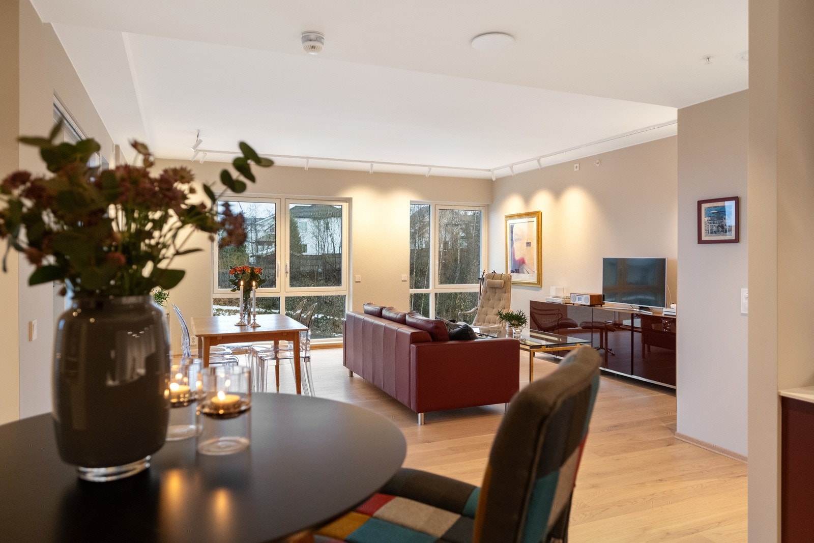 Leiligheten har Elko smartstyring/automasjom med app for det elektriske anegget, inkudert lysstyring og styring av hovedkran. Galleribilde