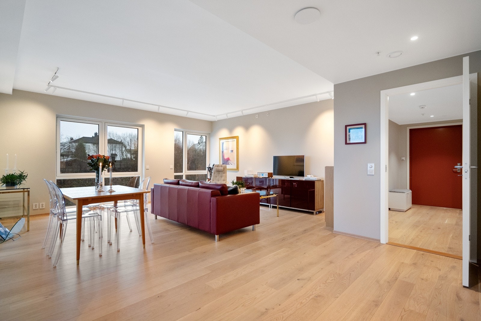 Åpen stue/kjøkkenløsning som har godt lysinnfall fra store vinduer Galleribilde