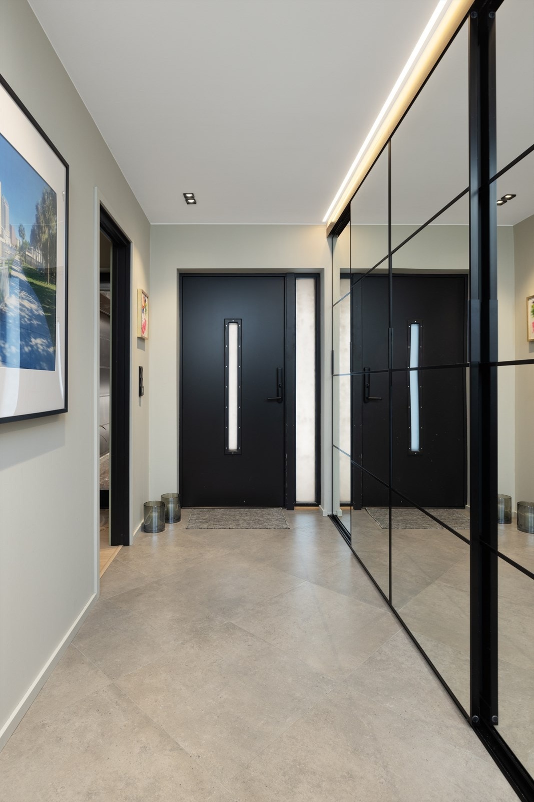 Entre med stor skyvedørsgarderobe og godt med oppbevaringsplass. Galleribilde