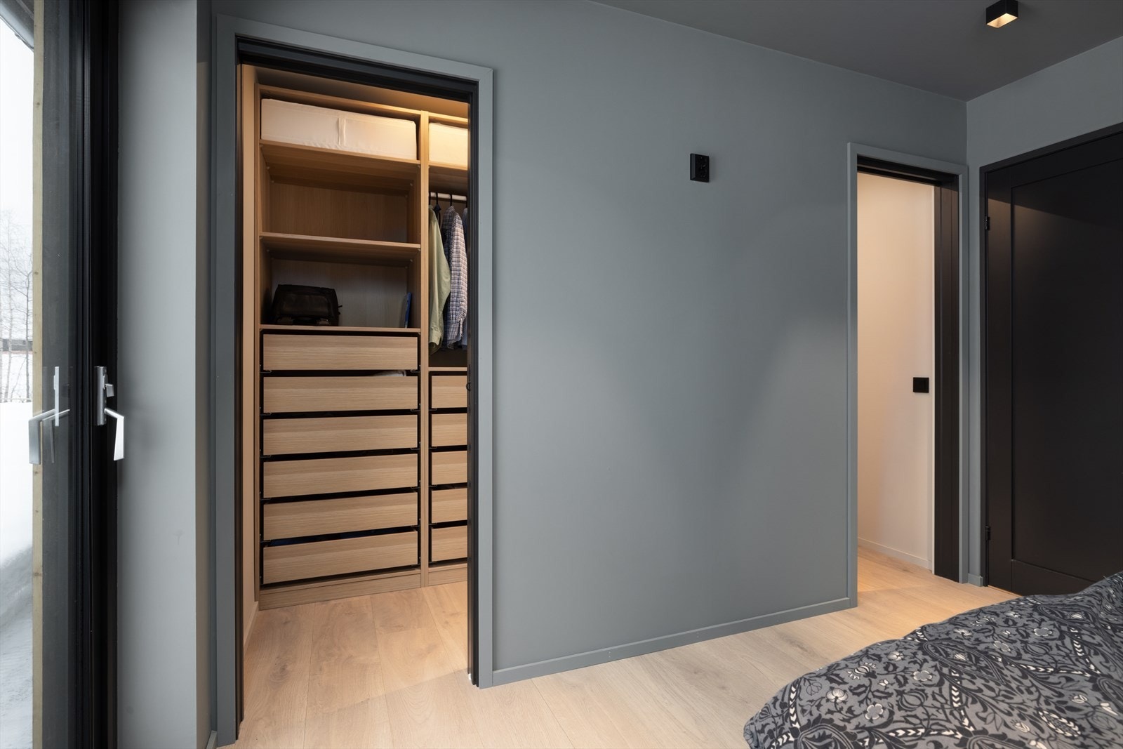 Hovedsoverommet har et praktisk walk-in closet. Galleribilde
