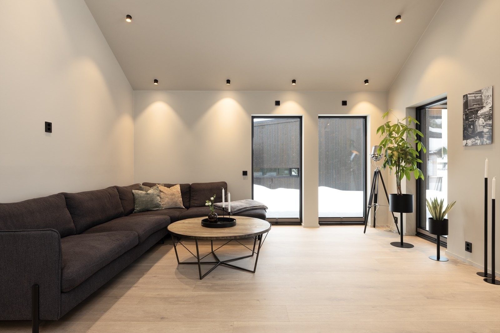 Stuen har god plass til stor sofagruppe. Galleribilde