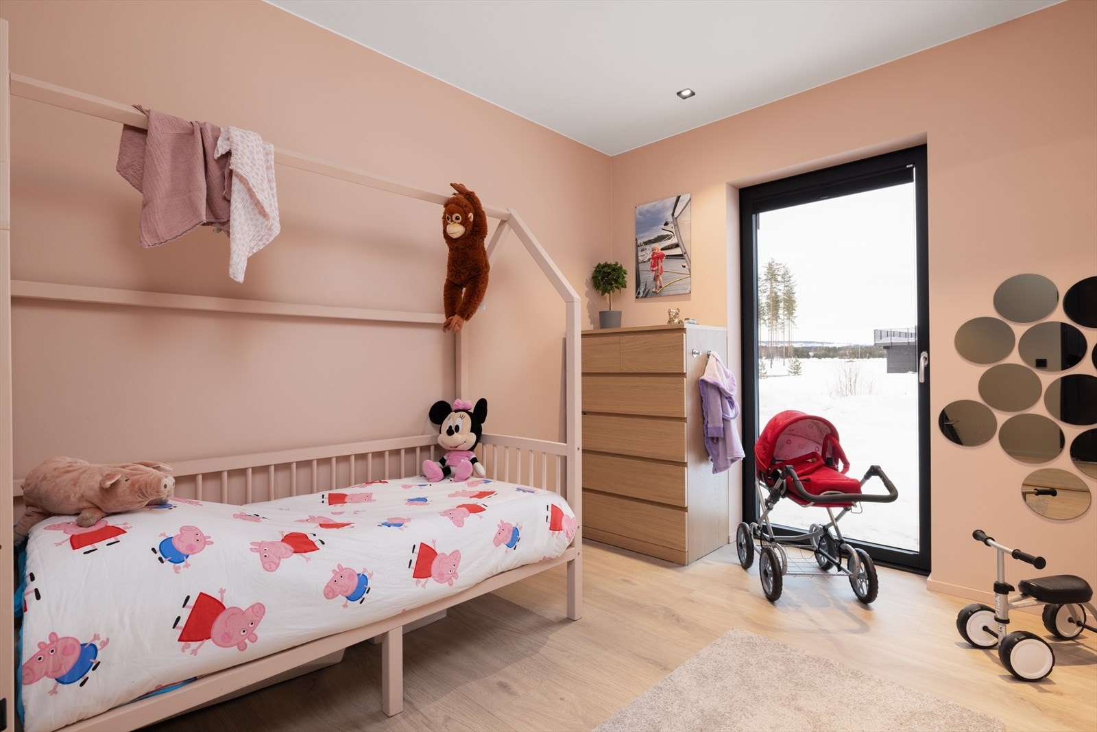 Soverommene er av god størrelse, og med plass til det en måtte trenge. Galleribilde