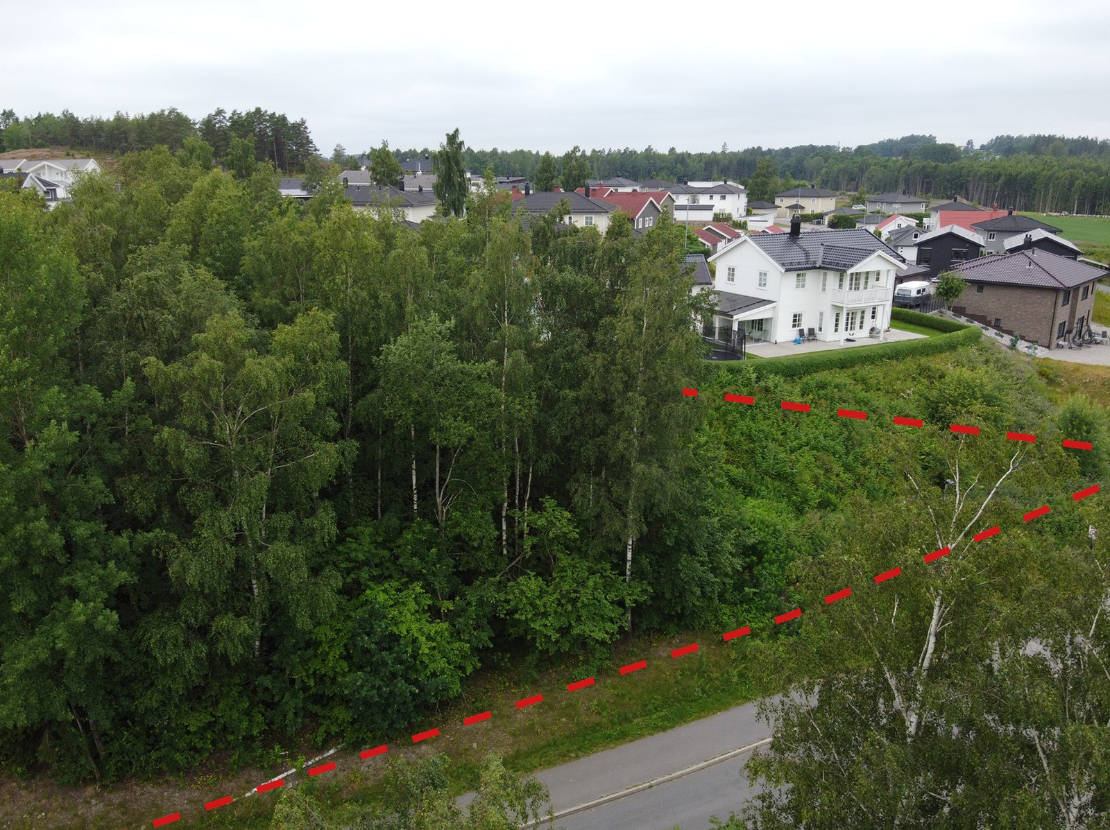 Tomt sett fra sørøst. Inntegnet grense er ikke nøyaktig. For nøyaktig grense, se situasjonskart.