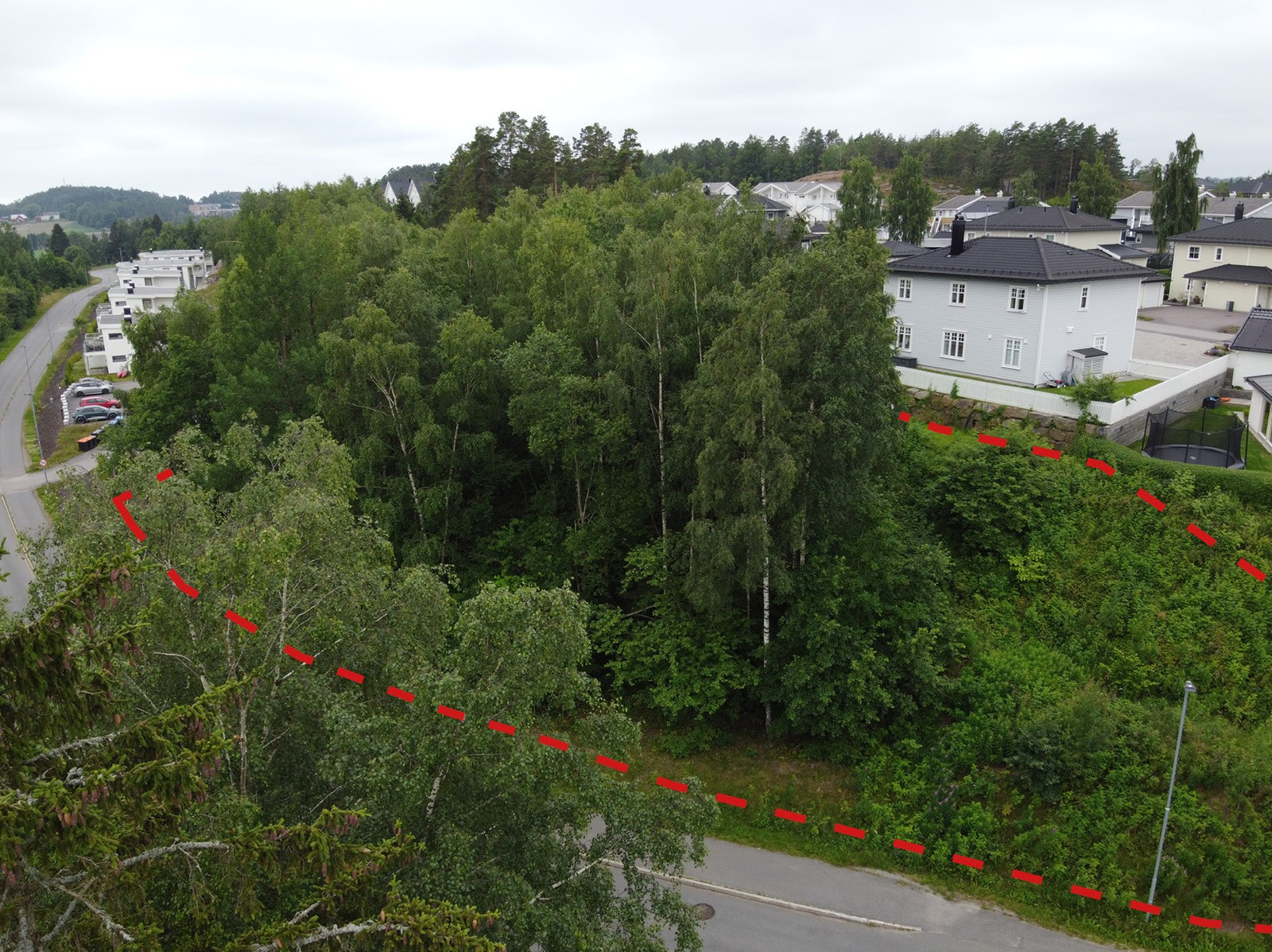 Tomt sett fra nordøst. Inntegnet grense er ikke nøyaktig. For nøyaktig grense, se situasjonskart.