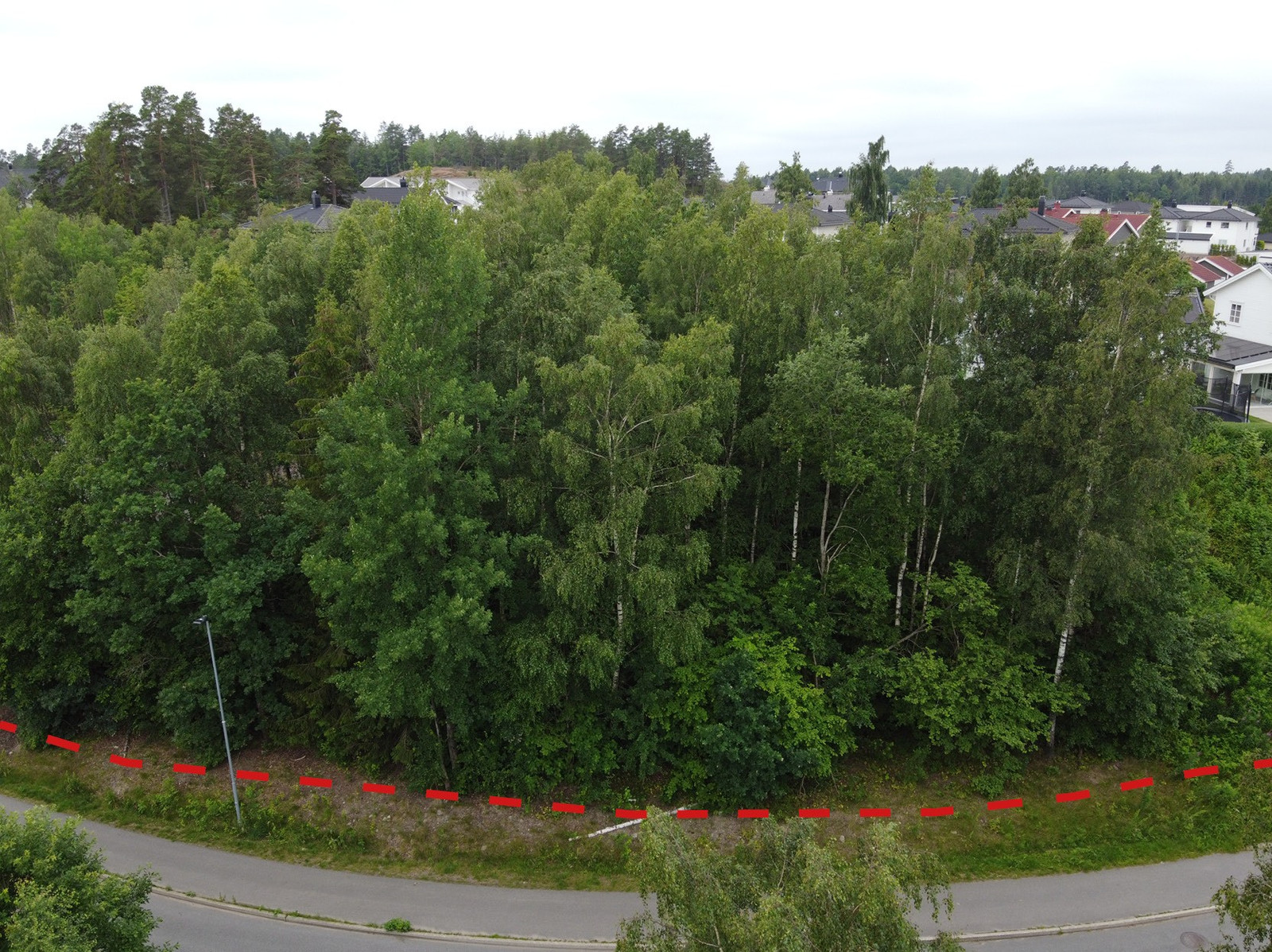 Tomt sett fra øst. Inntegnet grense er ikke nøyaktig. For nøyaktig grense, se situasjonskart.