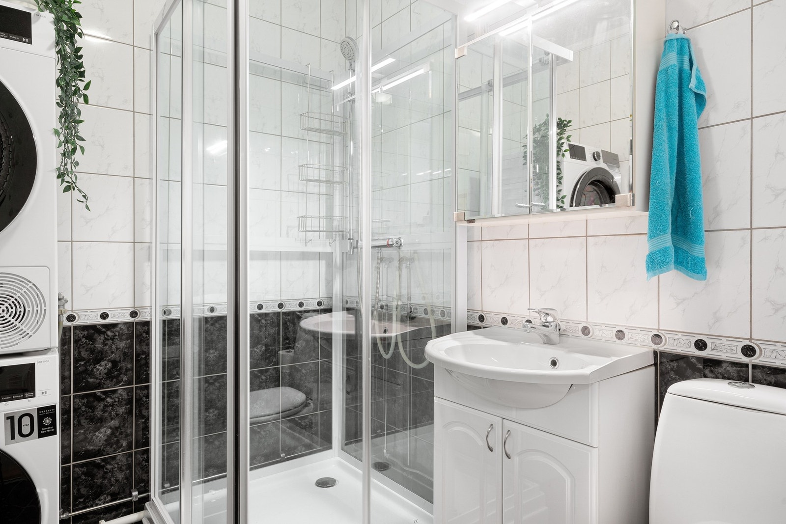 Lys baderomsinnredning og dusjkabinett. Galleribilde