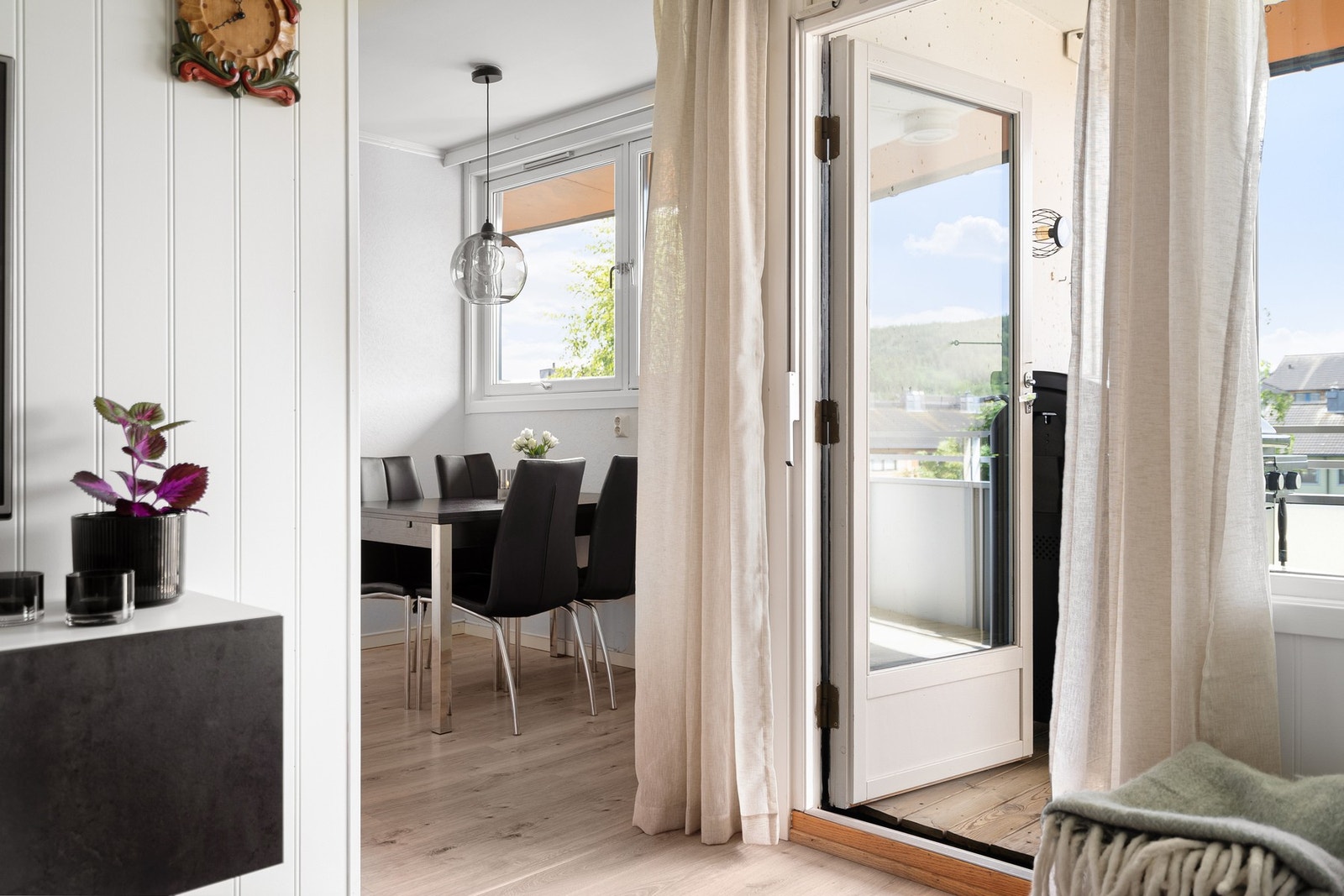 Fra stuen er det utgang til en herlig balkong. Galleribilde