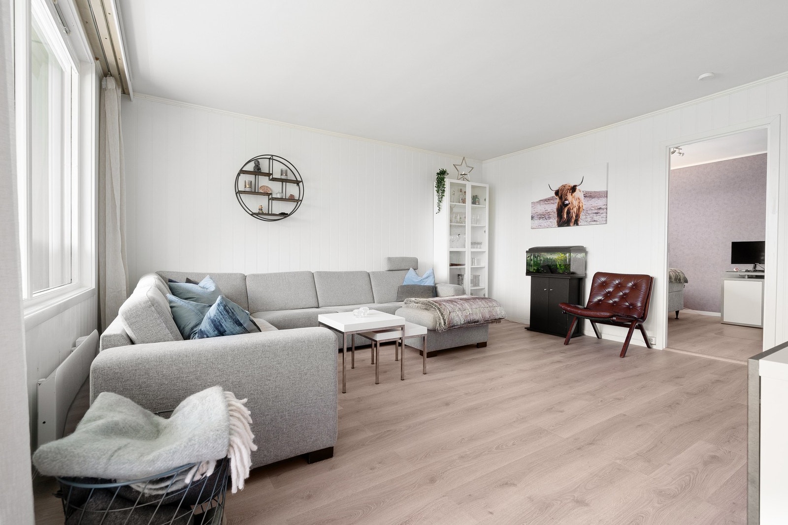 Lys og luftig stue med gode møbleringsmuligheter. Galleribilde