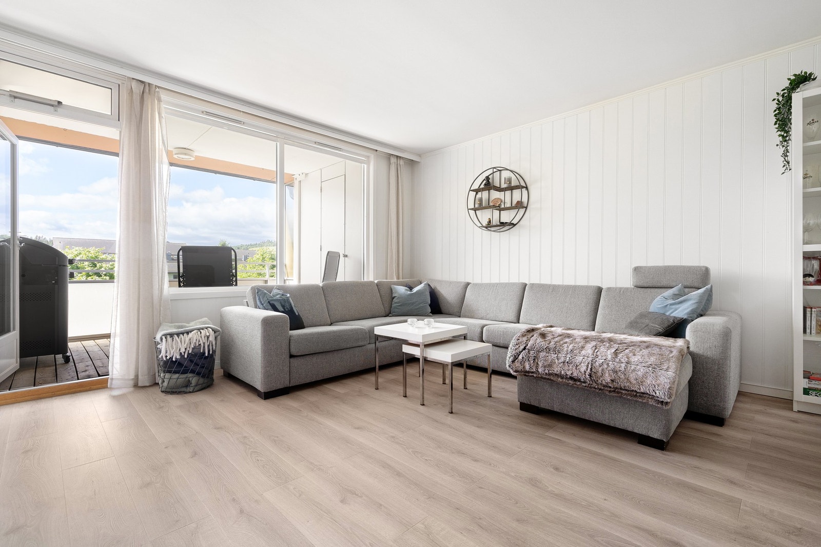 Store vindusflater gir godt med lysinnslipp. Galleribilde