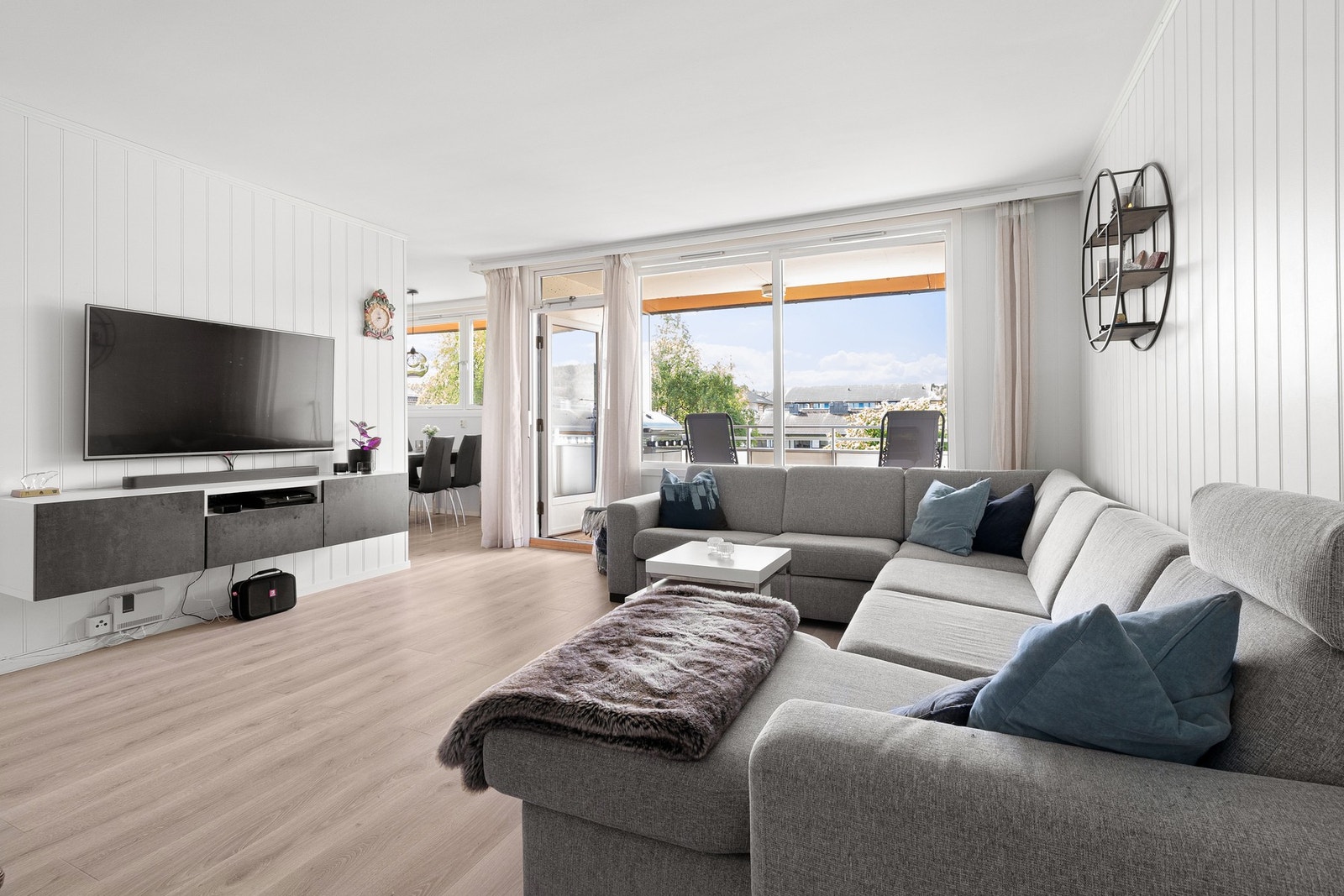 EiendomsMegler 1 ved June Marie Brovold har gleden av å presentere en lys og romslig 2-roms på Flatåsen. Galleribilde