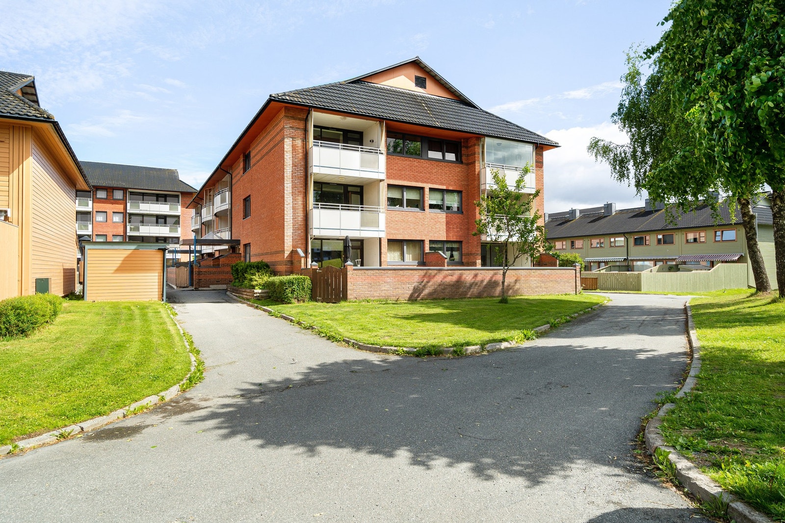 Fra leiligheten er det gangavstand til det man behøver i hverdagen som dagligvare, treningssenter, gode bussforbindelser og flotte turmuligheter. Galleribilde