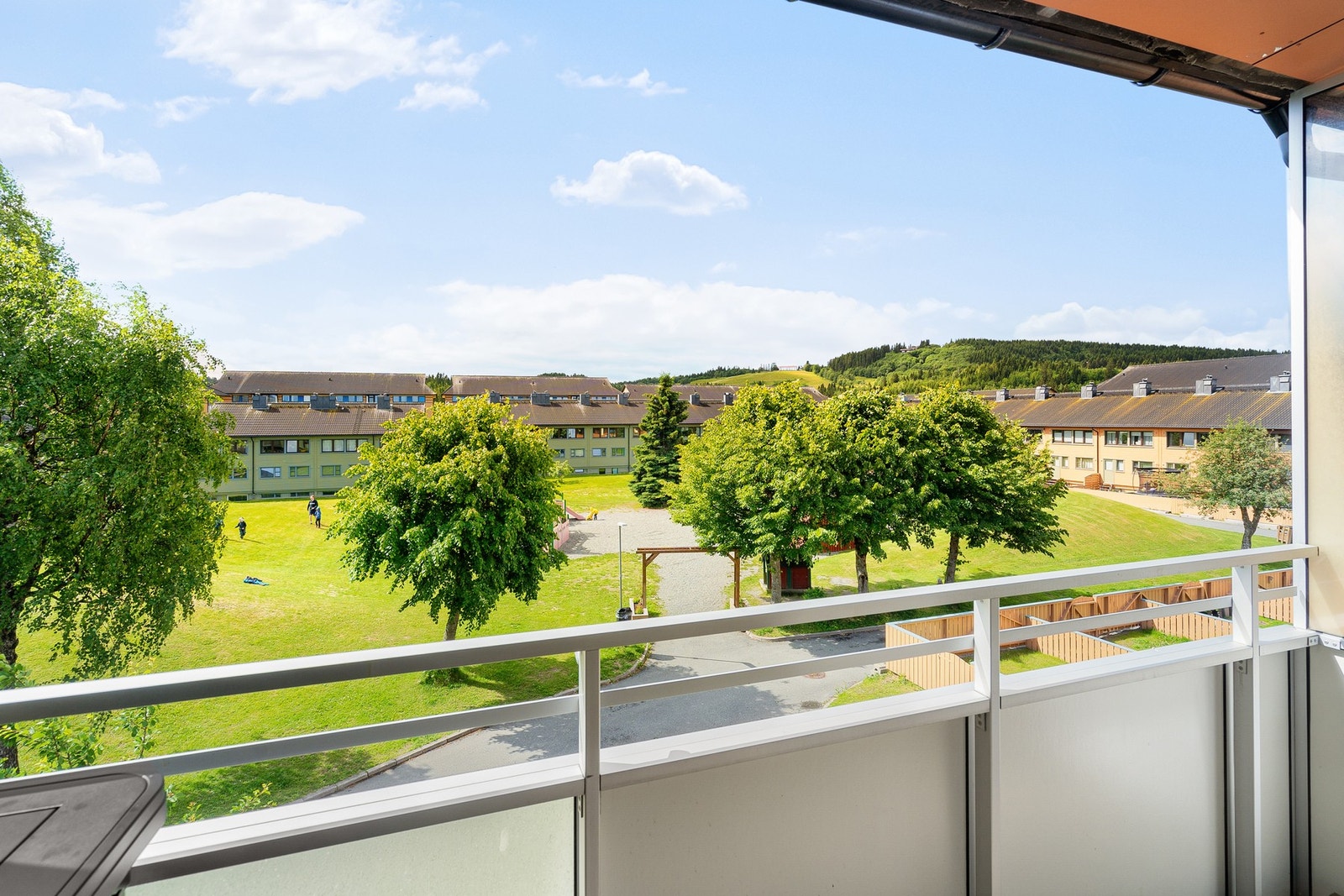 Solrik balkong vendt mot friområde. Galleribilde