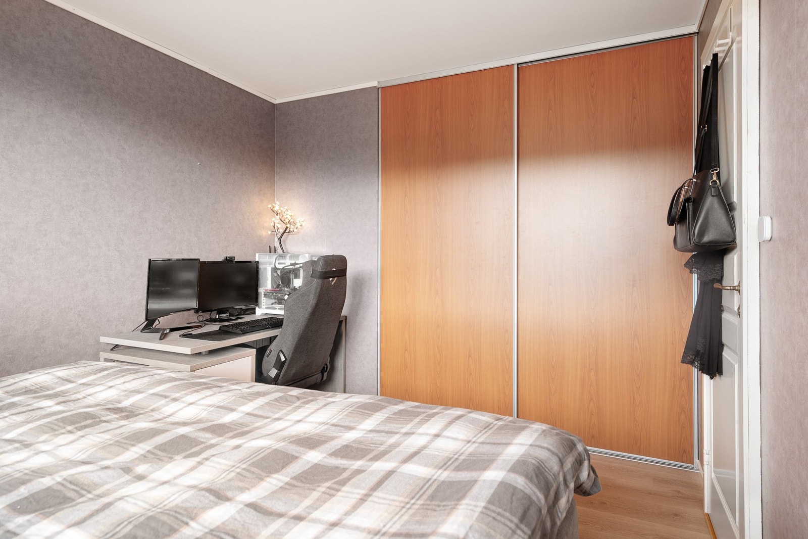 Soverommet er på 12,5 kvm med skyvedørsgarderobe. Galleribilde