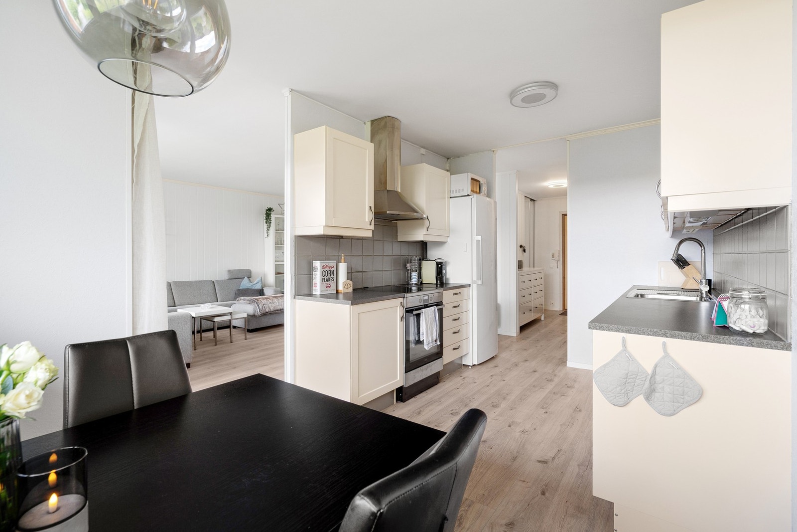 Romslig kjøkken med plass til spisegruppe. Galleribilde