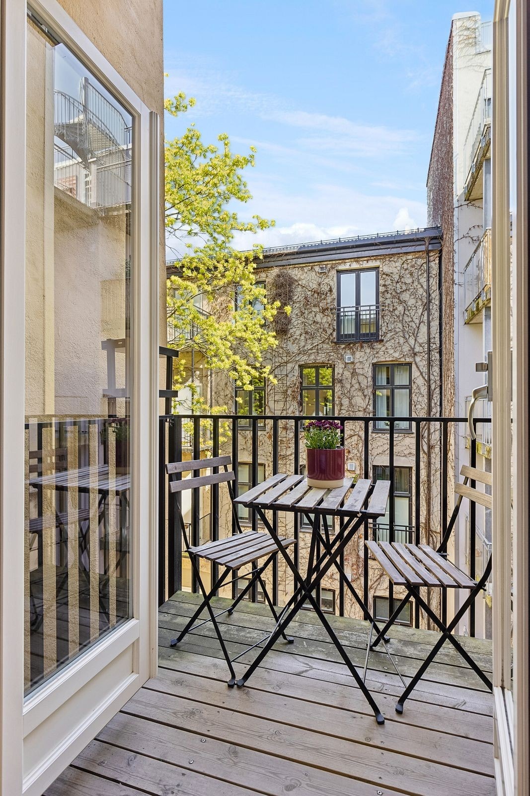 Balkong med plass til utemøbler Galleribilde