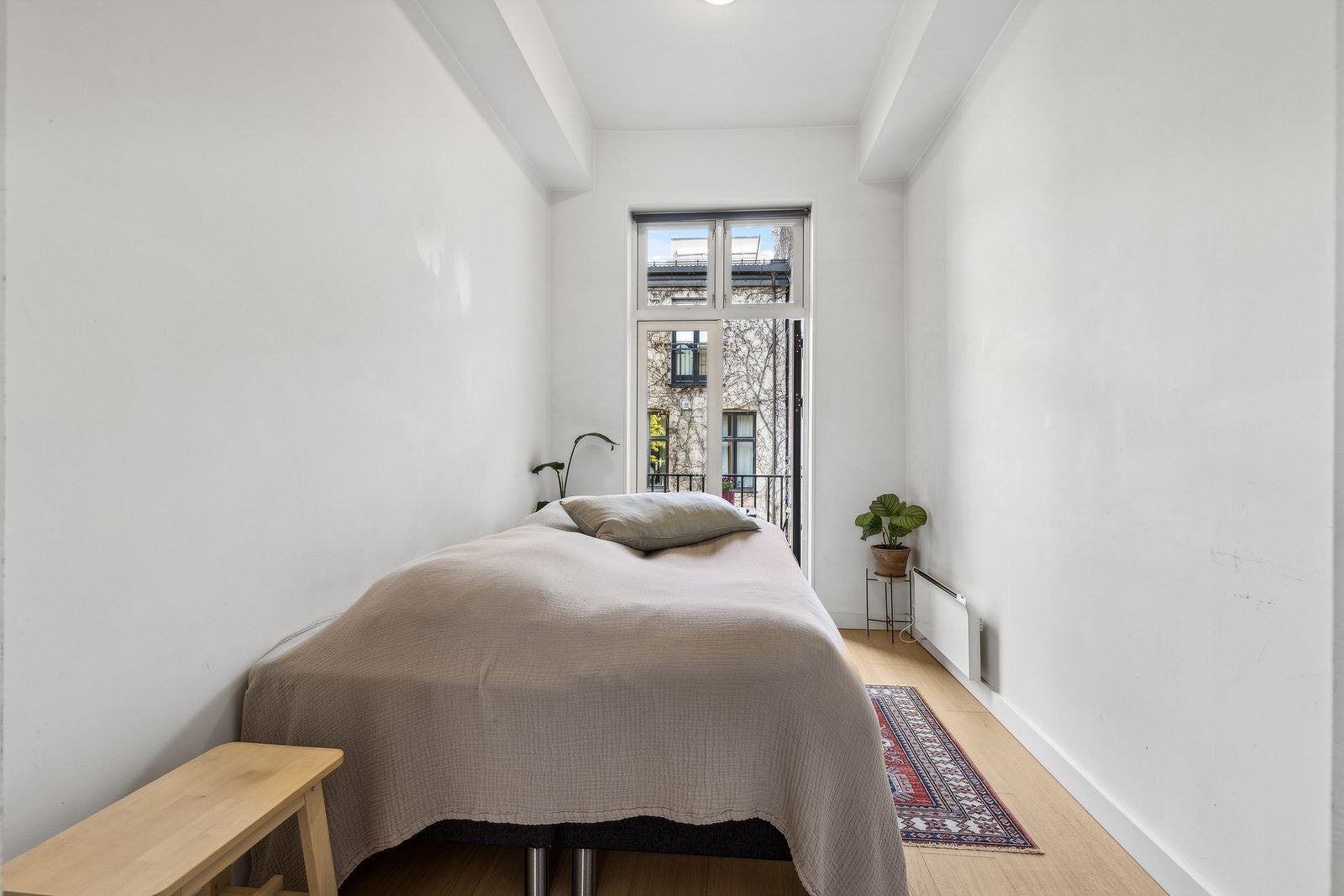 Soverom med plass til dobbeltseng Galleribilde