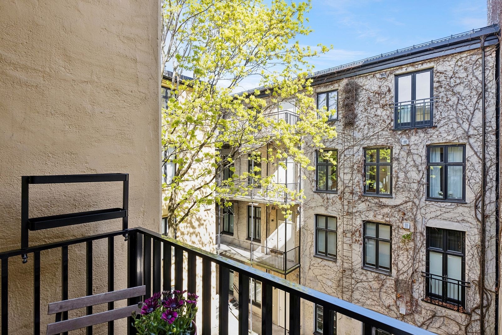 Utsikt mot bakgård Galleribilde