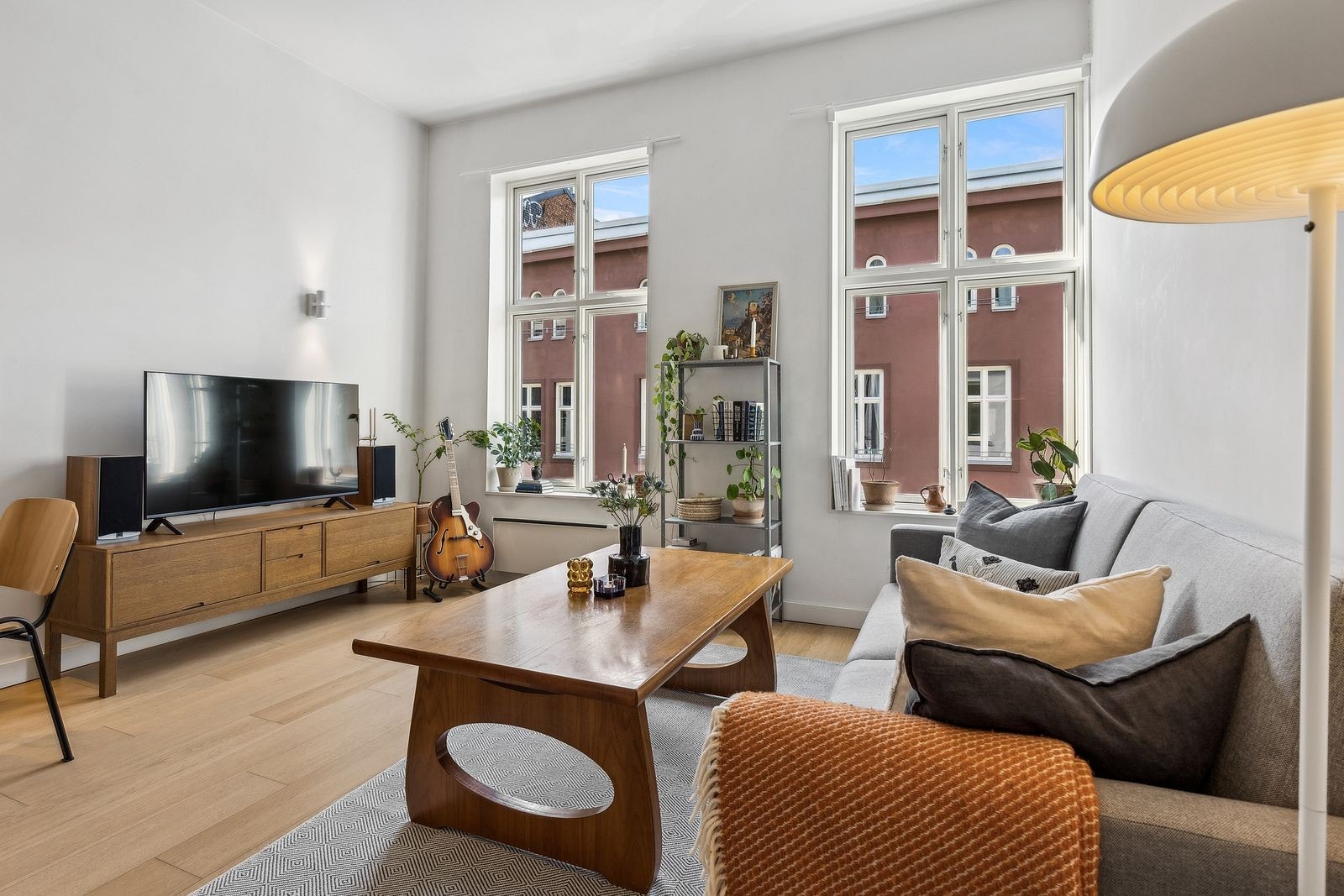 Store vinduer som slipper inn mye naturlig dagslys Galleribilde