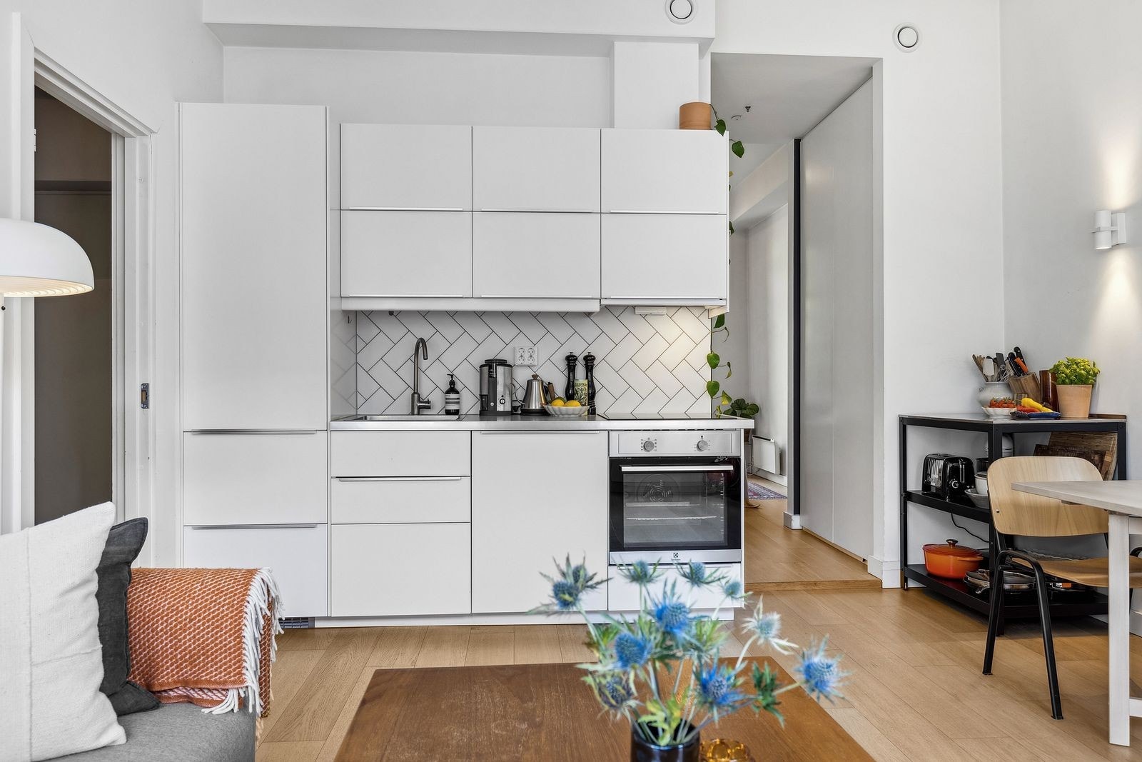 Kjøkken med oppvaskmaskin, kombiskap, ovn og platetopp Galleribilde