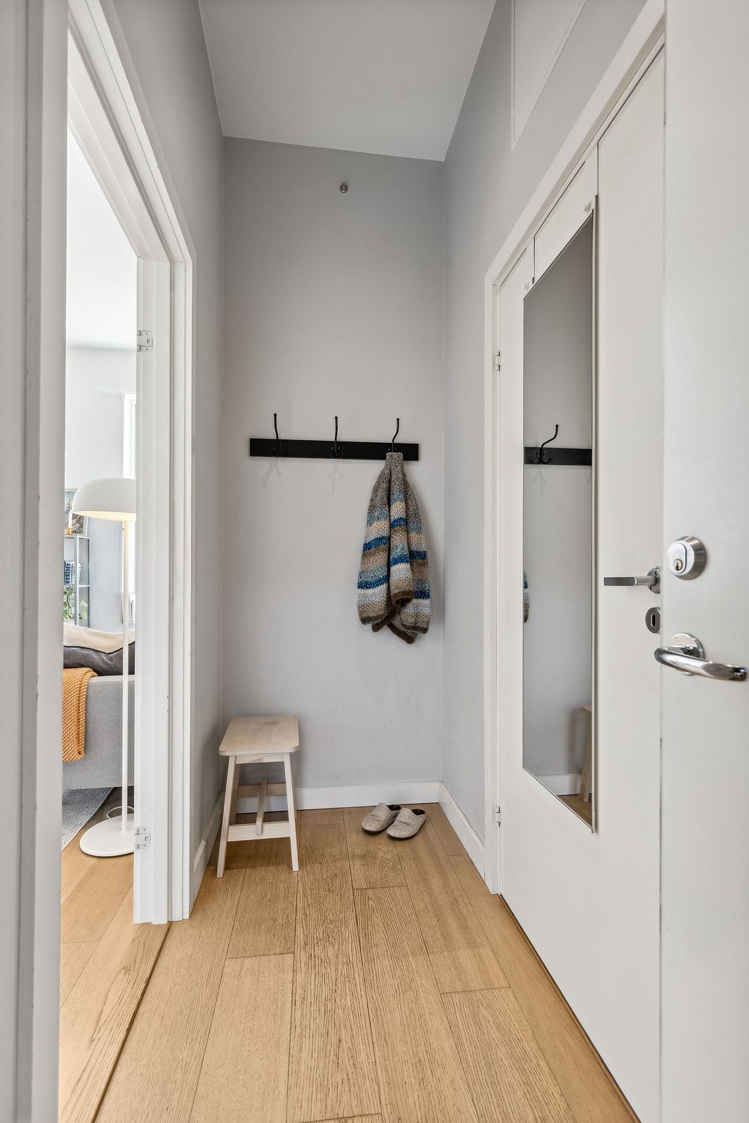 Gang til å henge fra seg yttertøy og sko Galleribilde