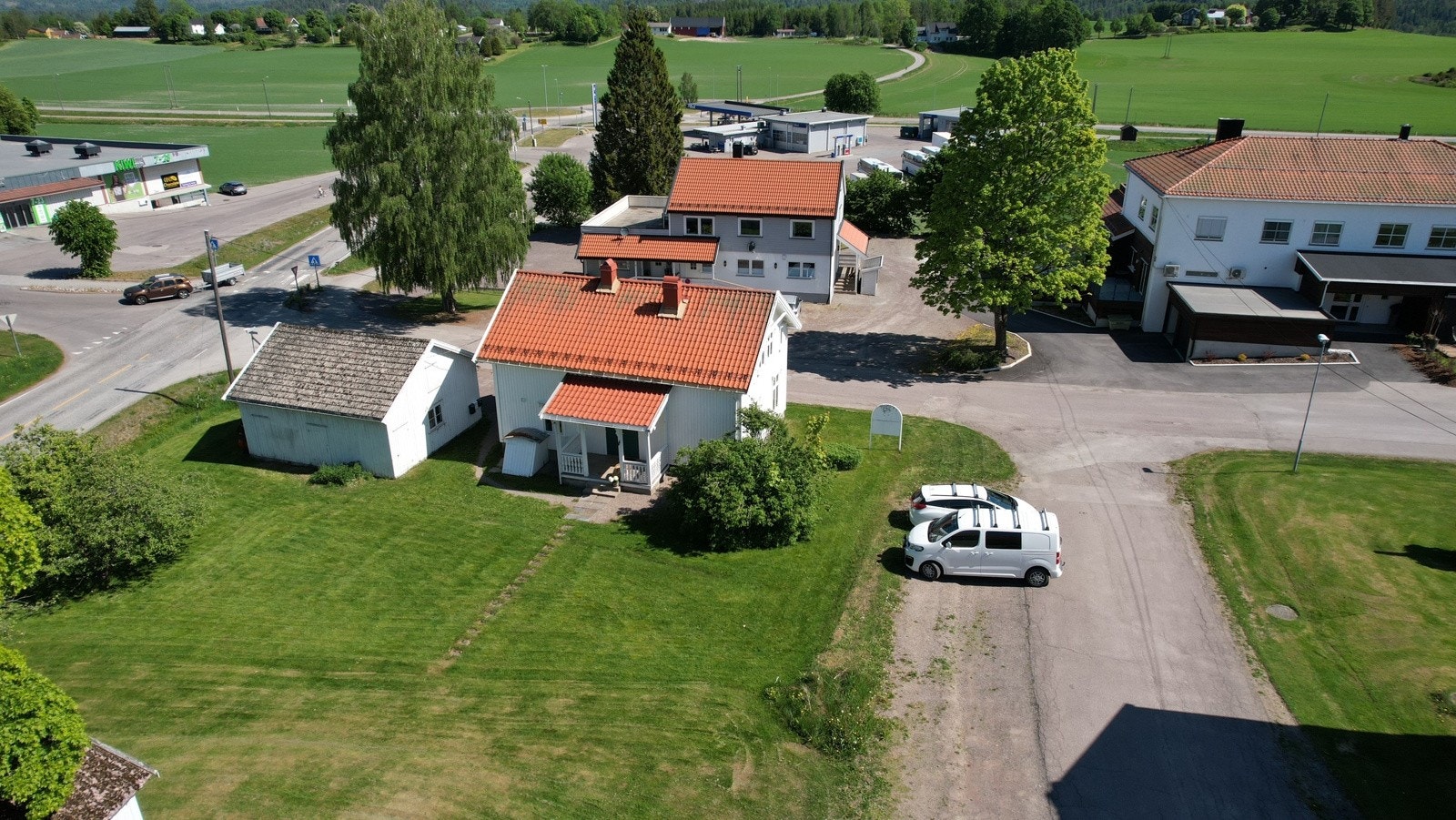 Sentralt beliggende, rett ved Kiwi-butikken, Hof bibliotek, helsestasjon, lege, tannlege, fysioterapaut, hudpleie, bensinstasjon, blomsterbutikk m.m. Galleribilde