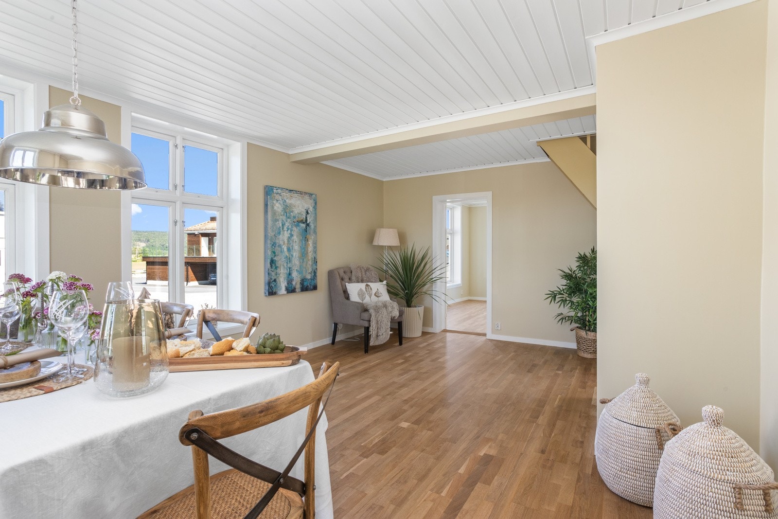 Stor og lys spisestue med med store vinduer, moderne fargekombinasjoner og god plass til langbord. Galleribilde