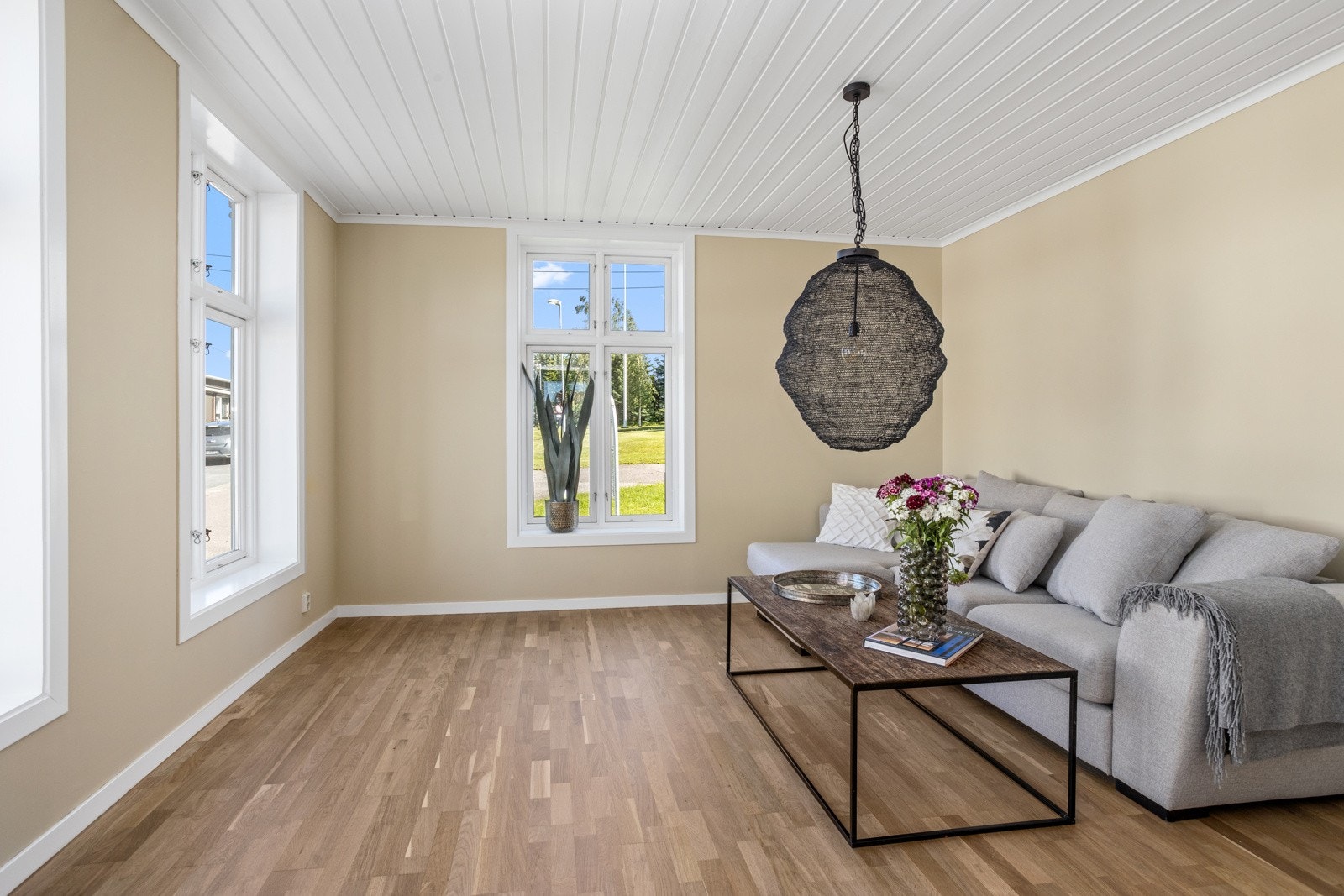 Innenfor spisestuen ligger en lun og koselig TV-stue med god plass til sofagruppe. Galleribilde