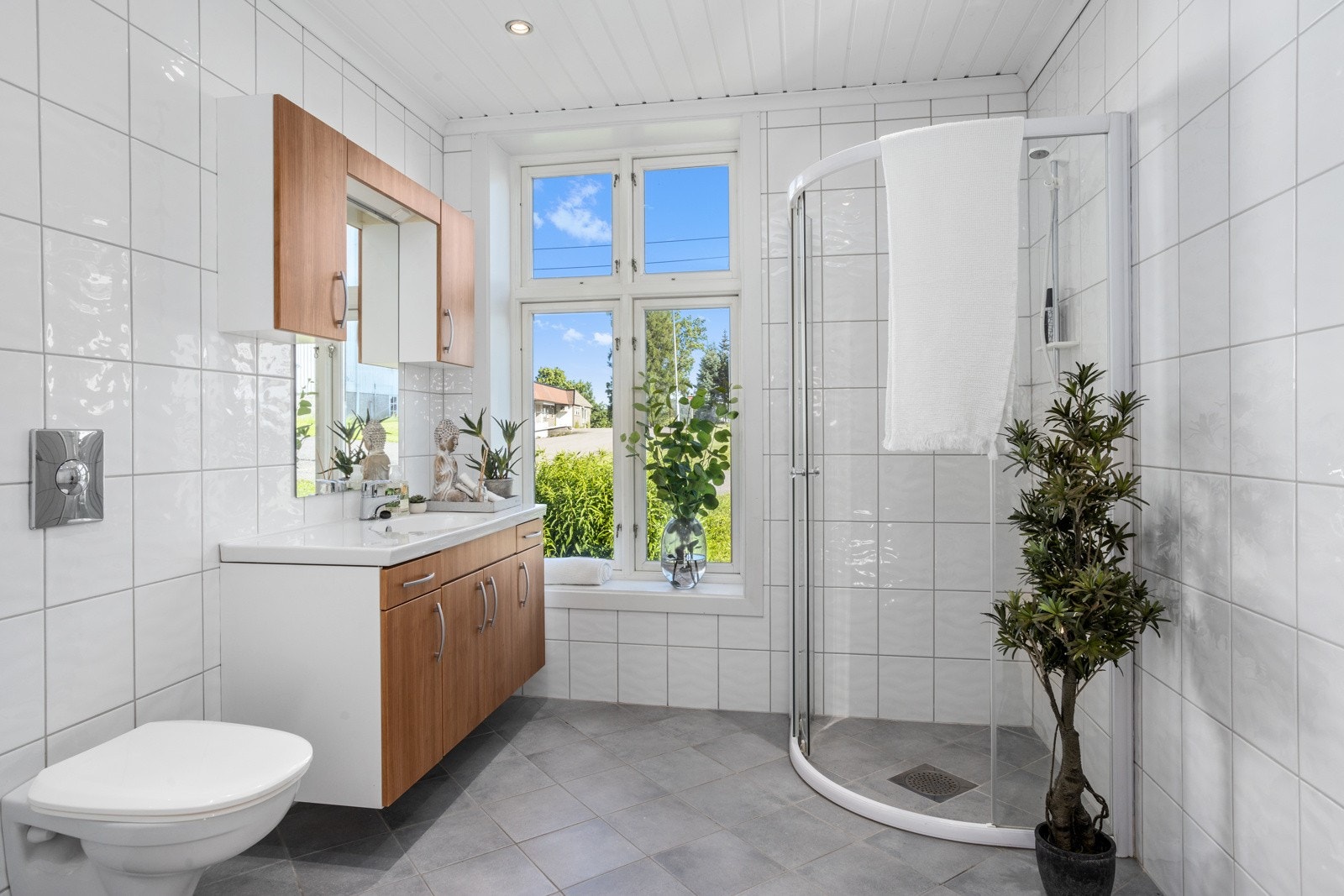 Pent bad med opplegg for vaskemaskin og varmekabler i gulvet. Galleribilde