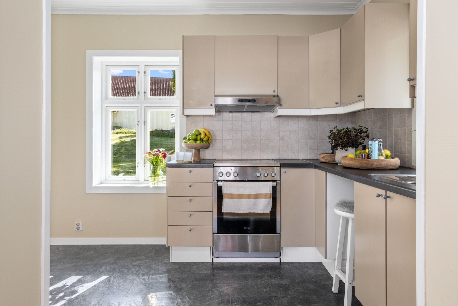 Pent kjøkken med to innganger. Galleribilde