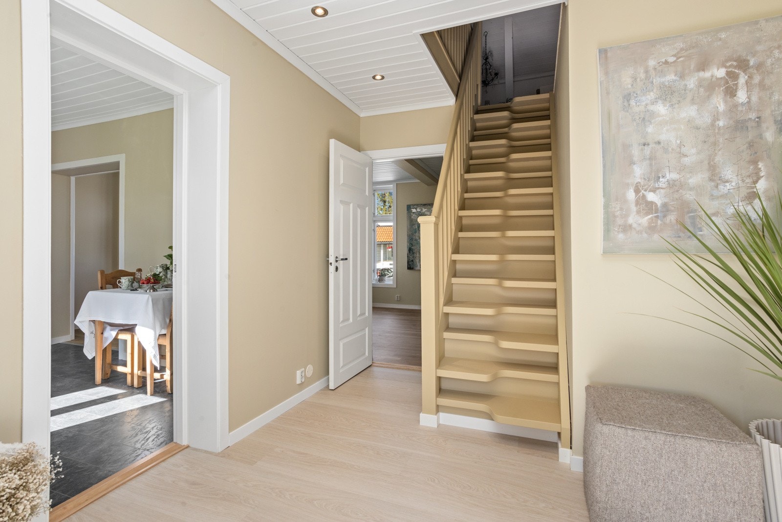 Inngang via en romslig og hyggelig entré/trappegang med god plass til klær og sko. Galleribilde